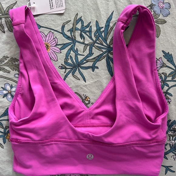Size 4 Lululemon Align V-Neck Bra - Picture 2 of 3